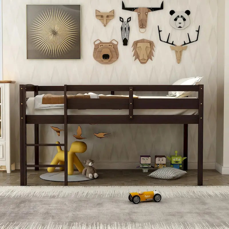 Lit bas mezzanine en bois simple avec échelle